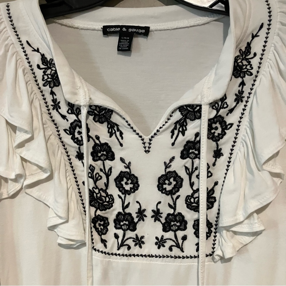 Cable & Gauge White and Black Floral Ruffle Boho Top Tank Size Large - Picture 6 of 13